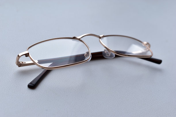 白色背景下的视觉玻璃图片下载