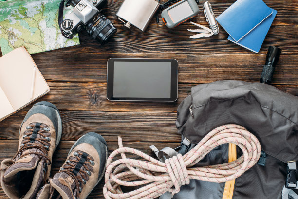 俯视图旅行装备平铺，救生装备图片下载