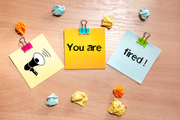 彩色纸贴纸与图标扩音器和短信信息你被解雇图片下载