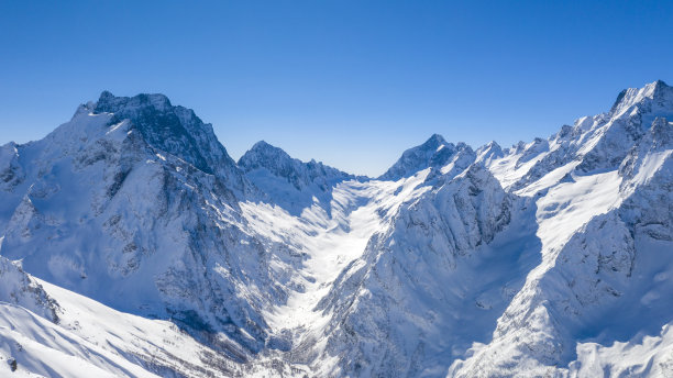 高加索山脉，滑雪坡道的全景与山贝拉卡亚，索弗鲁朱和苏拉卡在地平线上的冬日。东白滑雪场，西高加索，喀尔喀什-切尔克斯，俄罗斯，航拍照片。图片下载