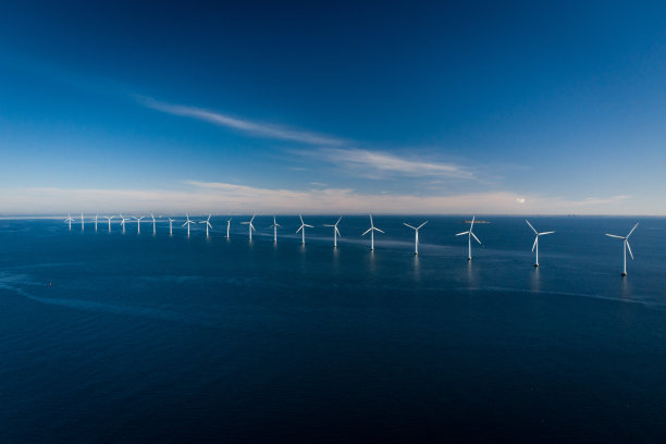 海洋中的风力涡轮机图片下载