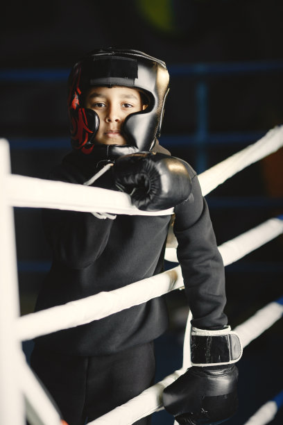 小男孩戴着拳击手套戴着戒指图片下载