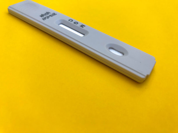 医疗程序。亮黄色背景上的冠状病毒测试。家庭自我诊断工具包。医疗程序中IgG和IgM抗体的测定，敏感性试验图片下载