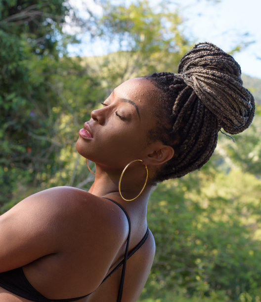 年轻美丽的女人在侧面图片图片下载