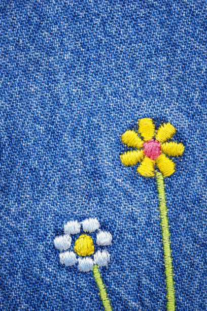 牛仔裤上的绣花花图片下载