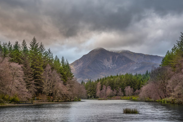 在一个冬天的晚上，格伦科·洛尚和格伦科的帕普在远处令人惊叹的风景图片图片下载