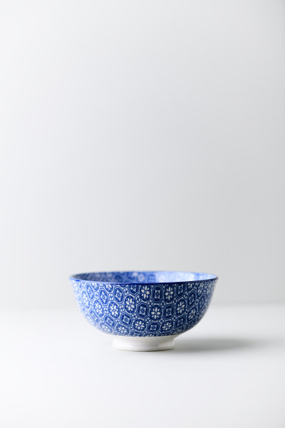 传统陶瓷碗上鲜艳的纸背景。软的焦点。副本的空间。图片下载