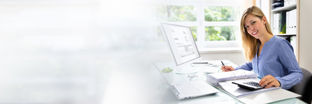 年轻女商人在办公室计算账单图片下载