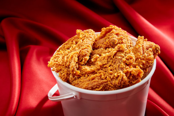 红色豪华缎子背景下的香酥炸鸡图片下载