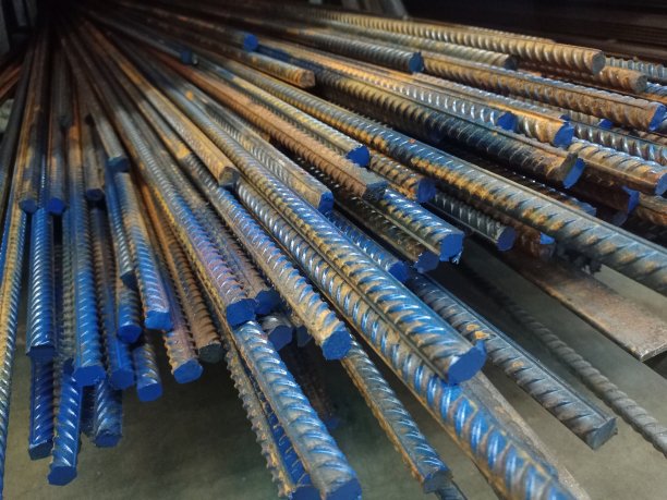 铁条堆成一堆。金属建筑。图片下载