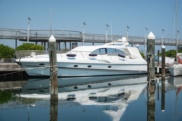 停泊在港口的游艇。意大利里米尼。图片下载