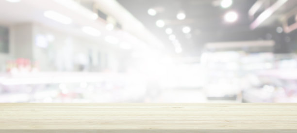 木质桌面与超市杂货店模糊背景与散景灯产品展示图片下载