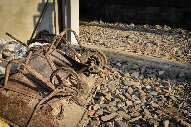 工地上的旧水泥车，手推车图片下载
