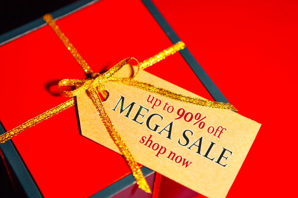 Mega sale高达90% off - text礼品盒标签，红色背景顶视图。图片下载