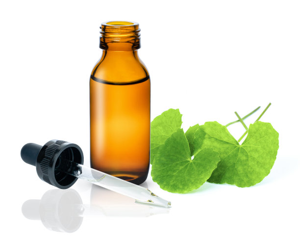 可拉叶(亚洲一分钱草，印度一分钱草，积雪草)和瓶精油提取物分离的白色图片下载