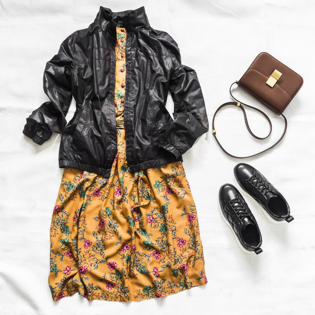 女装-黑色风衣，复古印花连衣裙，皮革运动鞋，斜挎包与浅色背景俯视图图片下载