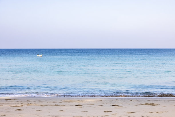 这是一张早晨的海景照片，海水在阳光下反射，蓝色的海水令人神清气爽。泰国普吉岛邦涛海滩。关于旅行，自然的概念。没有人图片下载