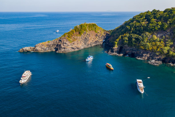 鸟瞰图水肺潜水船停泊在一个珊瑚礁在科邦，斯米兰群岛图片下载
