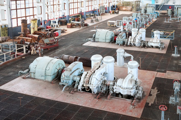 GRODNO，白俄罗斯- 2020年5月:压缩部机械。化学工业内部举例。氮气灭火系统高压氮气涡轮压缩机两台。图片下载
