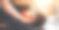 近距离的女人做瑜伽练习和显示你的心率在手，在家里的客厅。图片下载