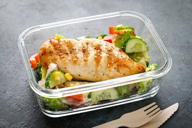 装有烤鸡胸肉和新鲜蔬菜沙拉的午餐盒图片下载