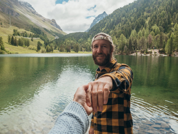 一个男人带着女朋友去高山湖避暑图片下载
