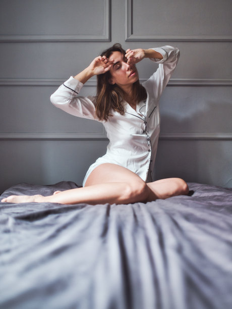 漂亮的黑发女人在卧室里图片下载