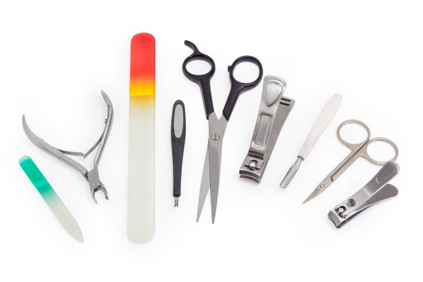 在白色背景上使用不同的指甲护理工具图片下载