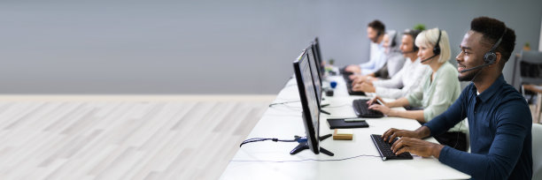 呼叫中心男客服座席图片下载