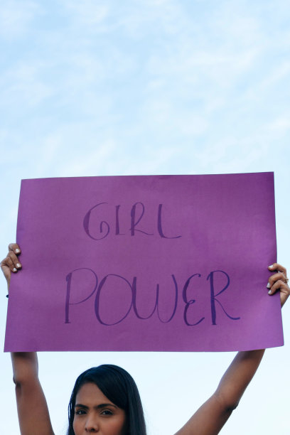 一位匿名女子手持抗议信息图片下载