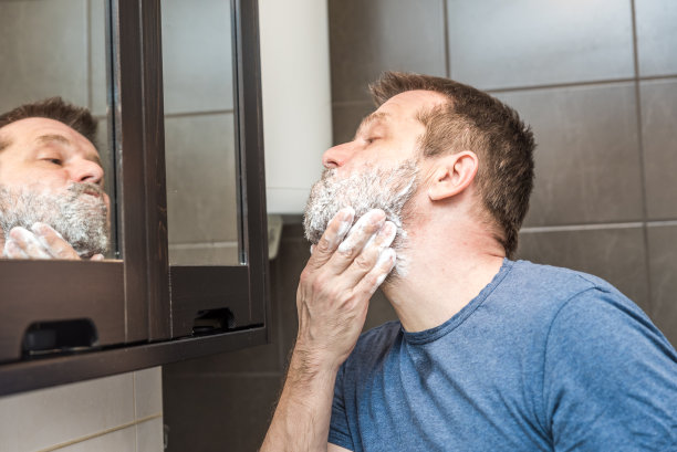 剃须前用天然剃须膏的男子图片下载