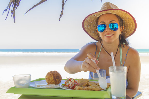 在太平洋前享用典型的厄瓜多尔早餐的漂亮女游客图片下载