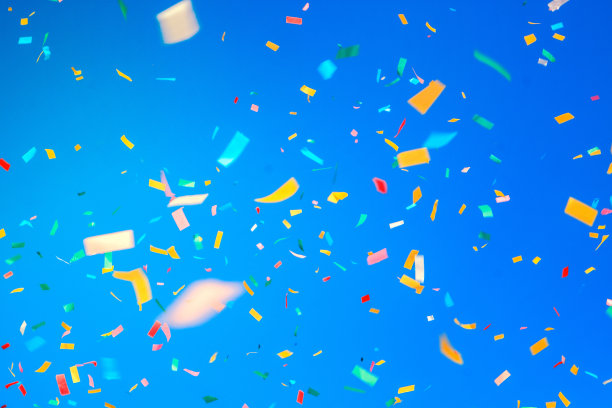 蓝天背景上的五彩纸屑图片下载