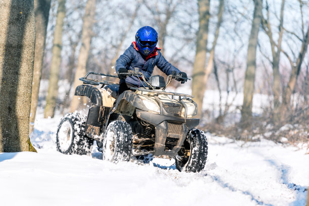 在冬天乘坐全地形车旅行。大自然美丽的冬天。图片下载