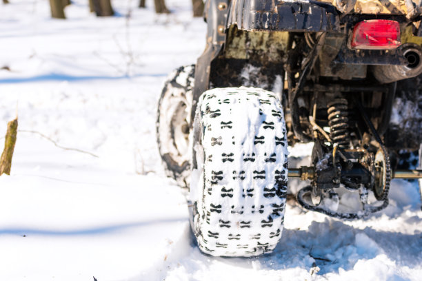 在冬天乘坐全地形车旅行。大自然美丽的冬天。图片下载