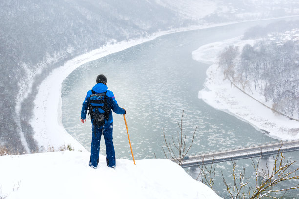 欣赏冬天风景的人图片下载