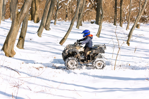 在冬天乘坐全地形车旅行。大自然美丽的冬天。图片下载