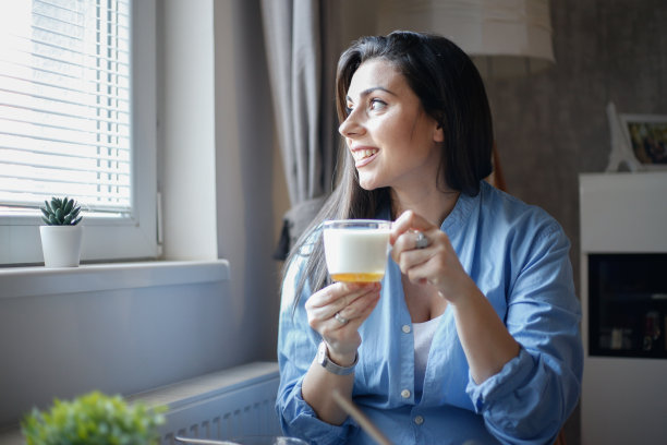 女人喝牛奶的资料照片图片下载