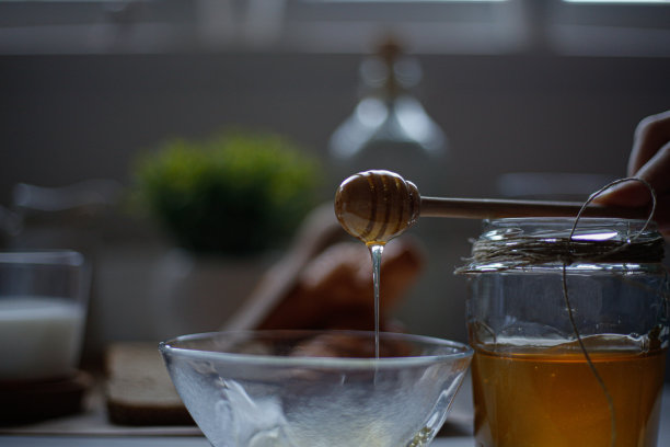 烤面包与牛奶和蜂蜜的早餐库存照片图片下载