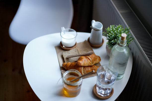 吐司，羊角面包和蜂蜜早餐库存照片图片下载