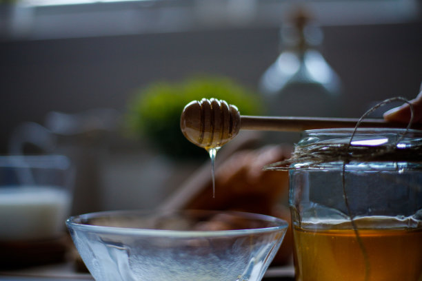 吐司，羊角面包和蜂蜜早餐库存照片图片下载