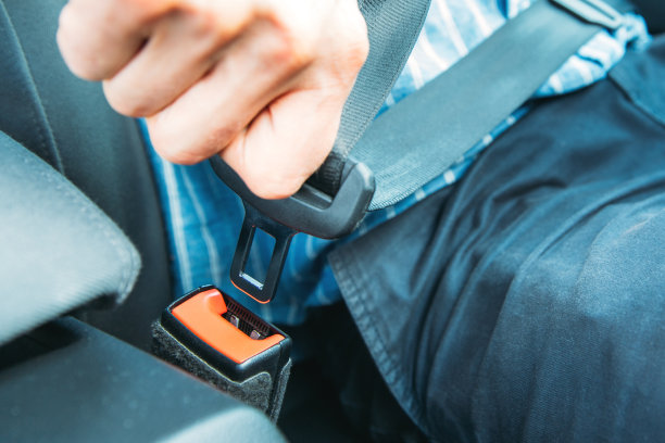 男司机坐在汽车座椅上，系着安全带图片下载