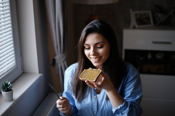 妇女在家准备健康早餐库存照片图片下载