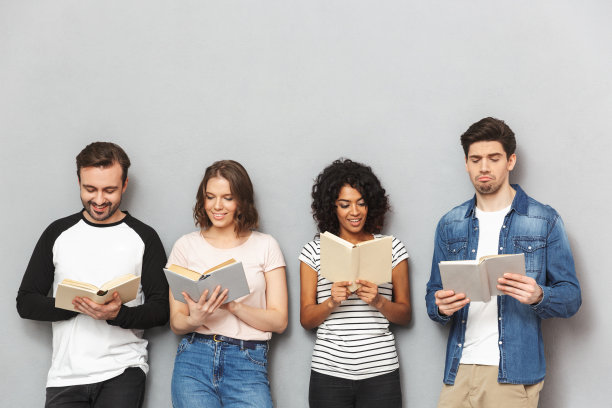 一群快乐的年轻的多民族朋友图片下载