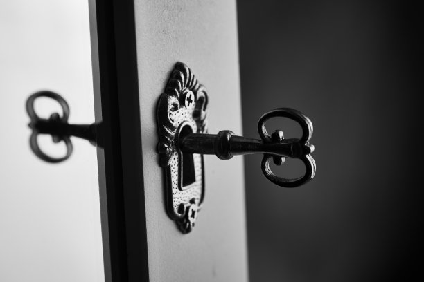 锁孔里的旧钥匙在镜子里反射图片下载