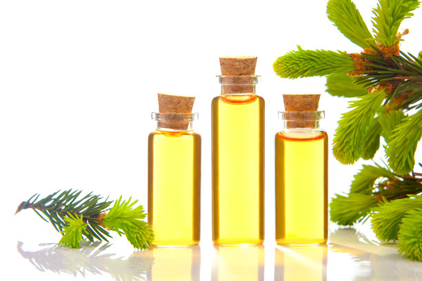 精美的玻璃罐中，桌上放着松香图片下载