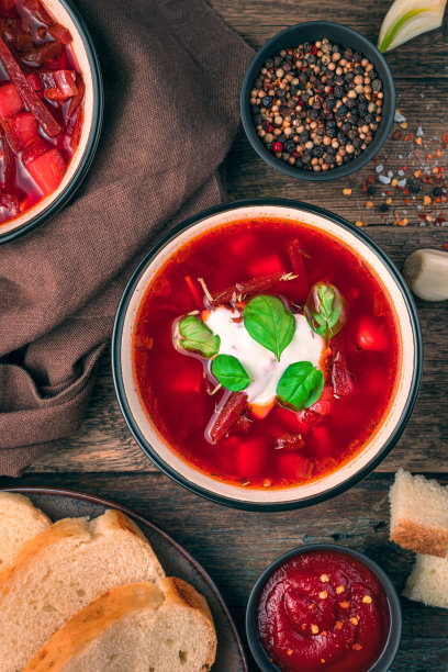 一份蔬菜汤，配上番茄、甜菜根、酸奶油和罗勒。新鲜、美味的罗宋汤图片下载