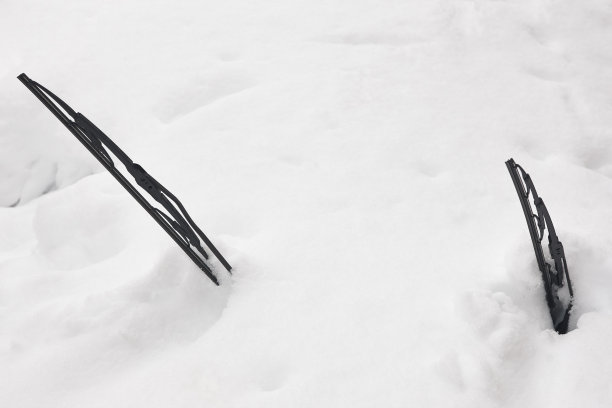 汽车挡风玻璃雨刷被雪覆盖了。冬天的时间。被困车图片下载