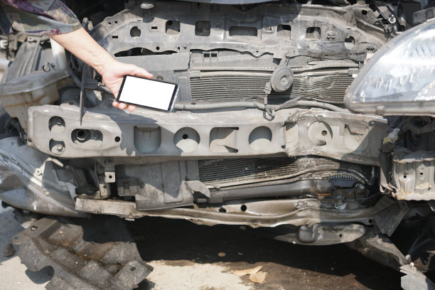 手拍照片，撞车，损坏，破碎的汽车。汽车碰撞事故图片下载