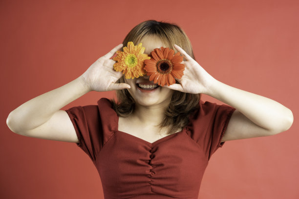 女孩拿着花束图片下载
